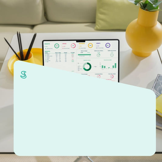 Grafica informativa sul consolidamento debiti con laptop e dashboard finanziaria sullo sfondo, accompagnata dal testo: Cos’è, come funziona e i 7 segreti per uscirne bene