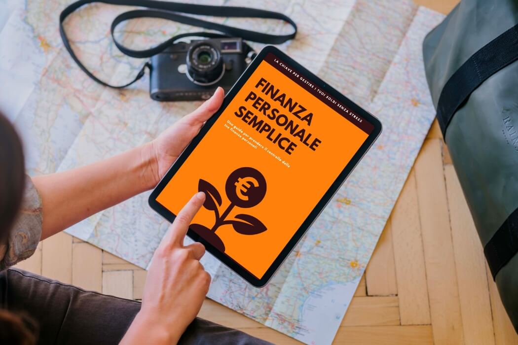 Persona che sfoglia una guida alla finanza personale su tablet, con titolo “Finanza Personale Semplice”, appoggiato su una mappa da viaggio. Concetto di gestione dei soldi ovunque e senza stress.