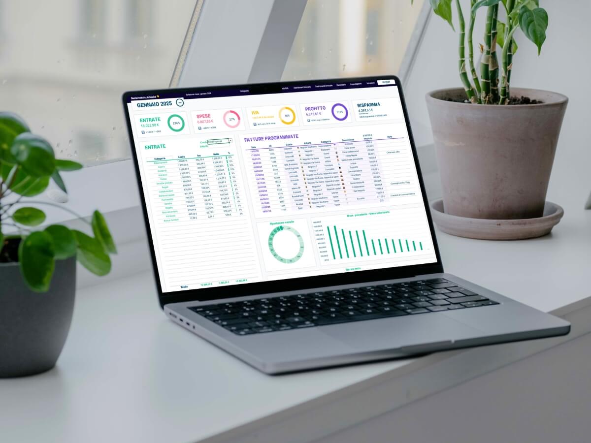 Laptop su scrivania con dashboard Excel per la gestione delle entrate, spese, fatture e risparmi aziendali. Ambiente luminoso e ordinato con piante da interno.

